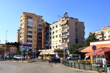 09 Eylül 2023 - Arnavutluk 'ta Tiran: Arnavutluk başkentinin şehir merkezinde tipik binalar ve sokak yaşamı