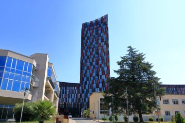 09 Eylül 2023 - Arnavutluk 'ta Tiran: Arnavutluk başkentinin şehir merkezinde tipik binalar ve sokak yaşamı