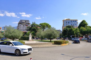 09 Eylül 2023 - Arnavutluk 'ta Tiran: Arnavutluk başkentinin şehir merkezinde tipik binalar ve sokak yaşamı