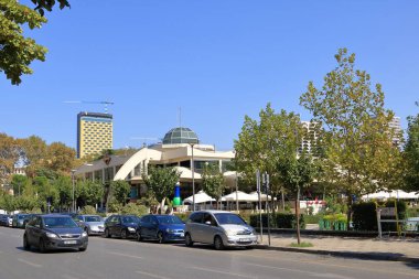 09 Eylül 2023 - Arnavutluk 'ta Tiran: Arnavutluk başkentinin şehir merkezinde tipik binalar ve sokak yaşamı