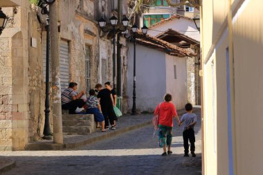 11 Eylül 2023 - Arnavutluk 'ta Elbasan: şehir merkezindeki sokaklarda koşuşturma ve koşuşturma