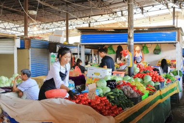 18 Ağustos 2023 - Kırgızistan, Orta Asya 'da Bişkek: Kırgızistan halkı Osh Çarşısı' nda