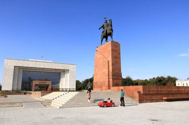 18 Ağustos 2023 - Kırgızistan, Orta Asya 'da Bişkek: Kırgızistan' ın merkezinde Manas Heykeli ve Devlet Tarihi Müzesi