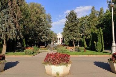 18 Ağustos 2023 - Kırgızistan, Orta Asya 'da Bişkek: Kırgızistan' ın merkezindeki Opera ve Bale Tiyatrosu önünde Cholponbek Bazarbayev Anıtı