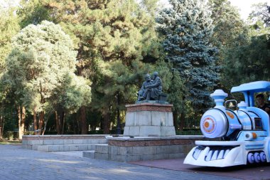 18 Ağustos 2023 - Kırgızistan, Orta Asya 'da Bişkek: Kırgızistan' ın merkezinde Karl Marx ve Friedrich Engels Anıtı