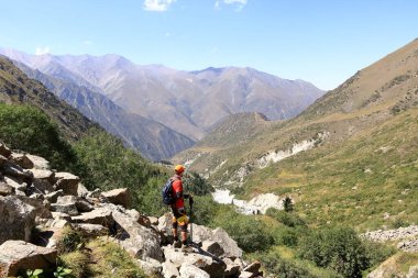 19 Ağustos 2023 - Orta Asya 'daki Ala Archa Ulusal Parkı, Kırgızistan: İnsanlar yazın Ala Archa Ulusal Parkı' nda yürüyüş yapmaktan zevk alıyor