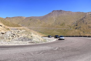 20 Ağustos 2023 - Kırgızistan, Orta Asya 'da Bişkek yakınlarındaki Too-Ashuu geçidi: insanlar ve arabalar geçitten geçiyor