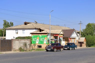 20 Ağustos 2023 - Toktogul, Kırgızistan, Orta Asya: Küçük bir köyde sokak yaşamı