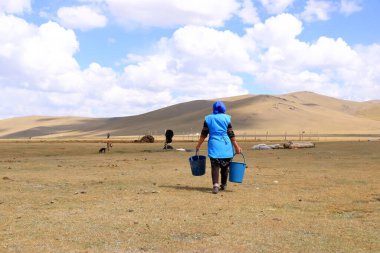 23 Ağustos 2023 - Kırgızistan 'daki Song Kol Gölü: Göçebe insanlar yaz otlaklarında sıradan hayatlarını yaşıyorlar