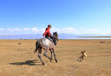 24 Ağustos 2023 - Kırgızistan 'daki Song Kol Gölü: İnsanlar bazı göçebe oyunları oynamak için bir araya geliyor