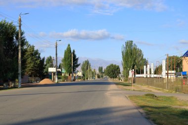 26 Ağustos 2023 - Kırgızistan 'ın Kotschkor, Kochkor, Issyk-Kul Bölgesi: Naryn ilinin köyünde sokak manzarası