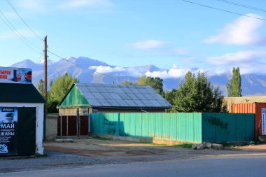 26 Ağustos 2023 - Kırgızistan 'ın Kotschkor, Kochkor, Issyk-Kul Bölgesi: Naryn ilinin köyünde sıradan evler
