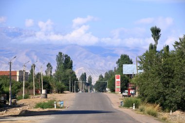 26 Ağustos 2023 - Kırgızistan 'ın Kotschkor, Kochkor, Issyk-Kul Bölgesi: Naryn ilinin köyünde sokak manzarası