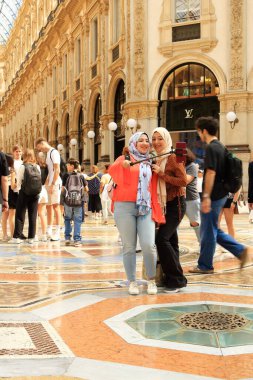 3 Haziran 2023 - İtalya 'da Milan: İnsanlar Galleria Vittorio Emanuele II alışveriş merkezinin keyfini çıkarıyor