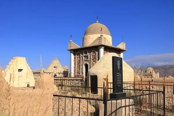 Kırgızistan 'ın Naryn bölgesindeki Kochkor' da gün batımında Müslüman mezarlığı Semiz Bel 'e Panorama manzarası