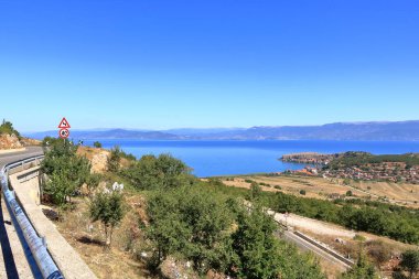 Arnavutluk 'un Ohrid Gölü' ndeki (Lin Köyü yakınlarındaki) güzel kıyı manzarası