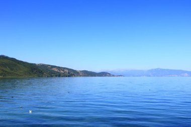 Arnavutluk 'un Ohrid Gölü' ndeki (Lin Köyü yakınlarındaki) güzel kıyı manzarası