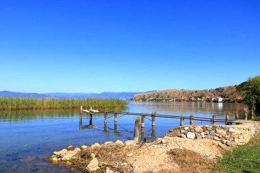 Arnavutluk 'un Ohrid Gölü' ndeki (Lin Köyü yakınlarındaki) güzel kıyı manzarası
