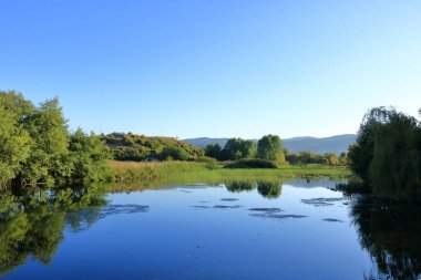Arnavutluk 'un Ohrid gölünde Pogradec yakınlarında Tushemisht' te bir parkta küçük bir göl