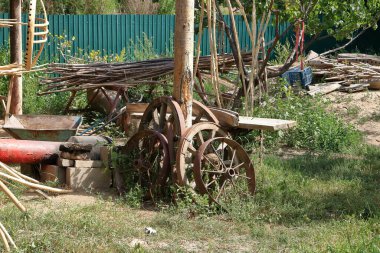 Bahçede dekorasyon için eski araba tekerlekleri.