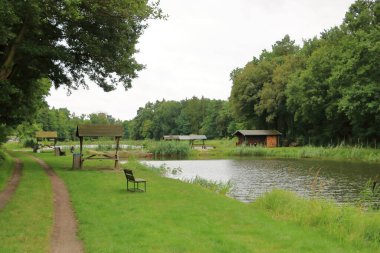 Almanya 'da Brandenburg yakınlarında küçük bir gölde balık tutmak