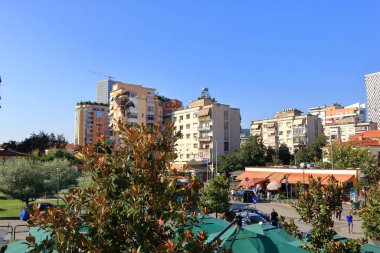 09 Eylül 2023 - Arnavutluk 'ta Tiran: Arnavutluk başkentinin şehir merkezinde tipik binalar ve sokak yaşamı