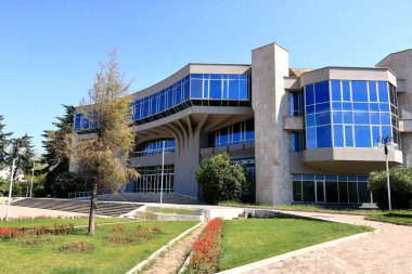 09 Eylül 2023 - Arnavutluk 'ta Tiran: Arnavutluk başkentinin şehir merkezinde tipik binalar ve sokak yaşamı
