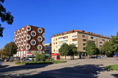 13 Eylül 2023 - Arnavutluk 'ta Korca: şehrin modern kesiminin izlenimleri, insanlar günlük yaşamlarını yaşıyor