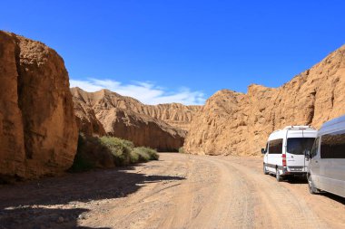 27 Ağustos 2023 - Kırgızistan 'da Aksai, Aksay: İnsanlar Issyk Kul Gölü' ndeki kanyon oluşumunun keyfini çıkarıyorlar