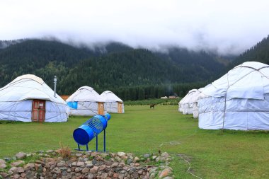 28 Ağustos 2023 - Kırgızistan 'ın Issyk-Kul Bölgesi, Jeti Oğuz: bulutlu bir günde dağlarda at süren yerliler