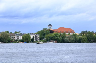 31 Temmuz 2023 - Potsdam, Brandenburg, Almanya: Bulutlu bir günde Berliner Vorstadt 'a tekne gezisi