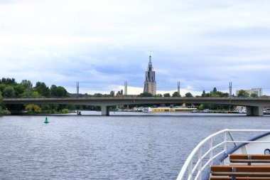 31 Temmuz 2023 - Potsdam, Brandenburg, Almanya: Bulutlu bir günde Berliner Vorstadt 'a tekne gezisi