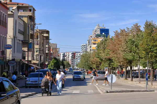 13 Eylül 2023 - Arnavutluk 'ta Korca: şehrin modern kesiminin izlenimleri, insanlar günlük yaşamlarını yaşıyor