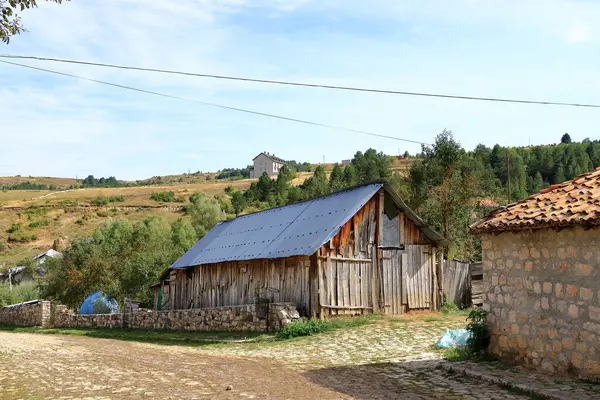 14 Eylül 2023 - Arnavutluk 'ta Voskopoja: Öğle vakti ıssız sokaklar