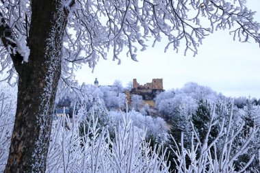 Frauenstein Şatosu, kışın Erzgebirge, Saksonya, Almanya