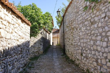 Arnavutluk 'un Berat Berati kentindeki eski dar sokaklar