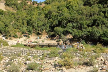 15 Eylül 2023 - Lengarica Kanyonu, Arnavutluk 'ta Permet: insanlar termal banyoların keyfini çıkarıyor