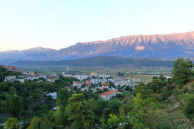 Arnavutluk 'un eski Cirokaster kentinin manzarası