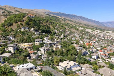 Cirokastra 'nın, Drino Nehri' nin ve etrafındaki dağların muhteşem manzarası.