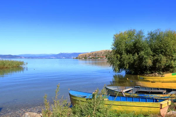阿尔巴尼亚林海附近的奥赫里德湖与渔船的景观 图库图片