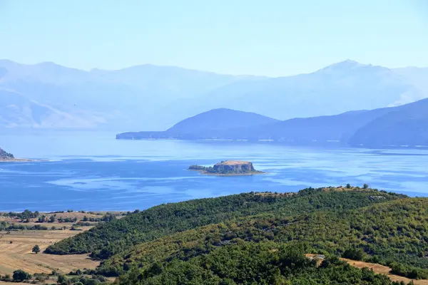 Albánia Prespa Nemzeti Park Prespa Maligrad Szigettel Görögország Macedónia Háttérben Stock Kép