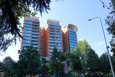 09 Eylül 2023 - Arnavutluk 'ta Tiran: Arnavutluk başkentinin şehir merkezinde tipik binalar ve sokak yaşamı