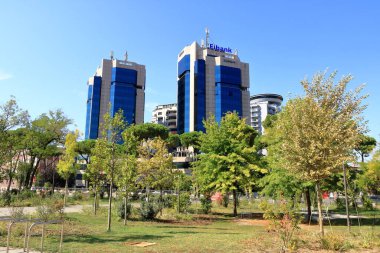 09 Eylül 2023 - Arnavutluk 'ta Tiran: Arnavutluk başkentinin şehir merkezinde tipik binalar ve sokak yaşamı