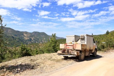 15 Eylül 2023 - Avrupa 'da Borava, Arnavutluk: Karayolu işçileri asfalt inşa ediyor