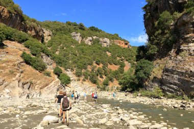 15 Eylül 2023 - Lengarica Kanyonu, Arnavutluk 'ta Permet: insanlar güzel manzaranın tadını çıkarıyor