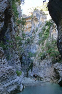 15 Eylül 2023 - Lengarica Kanyonu, Arnavutluk 'ta Permet: insanlar güzel manzaranın tadını çıkarıyor