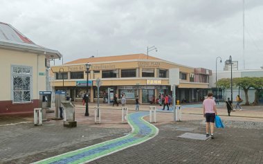 15 Mart 2023 - Orta Amerika 'da San Jose, Kosta Rika: İnsanlar Yalnızlık Kilisesi' nin etrafındaki alanın tadını çıkarıyorlar.