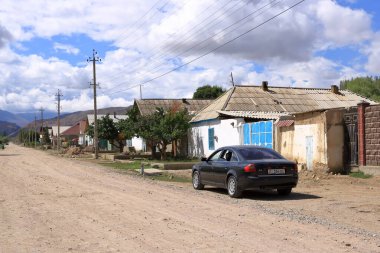 26 Ağustos 2023 - Kyzyl Tuu, Issyk-Kul Bölgesi, Kırgızistan: Küçük köyde sokak manzarası