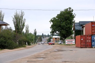 27 Ağustos 2023 - Kysyl Suu, Issyk-Kul Bölgesi, Kırgızistan: Küçük köyde sokak manzarası