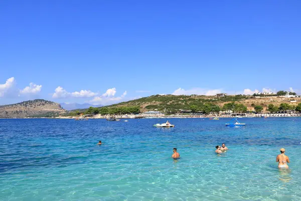 2023年9月19日 阿尔巴尼亚的Ksamil 人们在阳光灿烂的日子里享受海滩生活 免版税图库照片